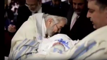 JÜDISCH-SATANISCHER-RITUAL.-.Blutsaugen bei der Beschneidung eines Jungen