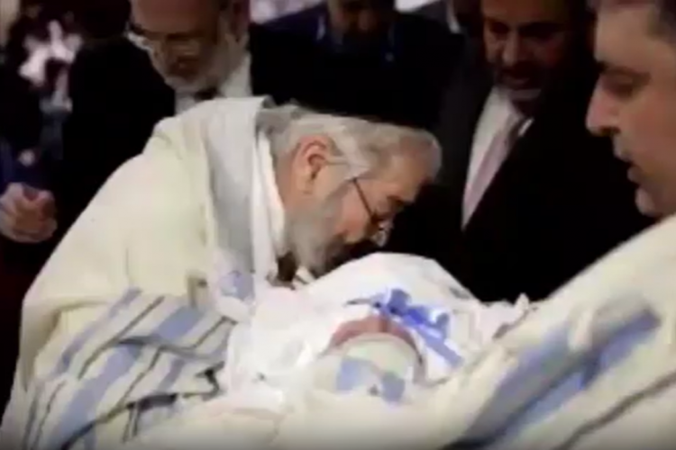 JÜDISCH-SATANISCHER-RITUAL.-.Blutsaugen bei der Beschneidung eines Jungen