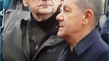 Olaf Scholz trägt eine Maske