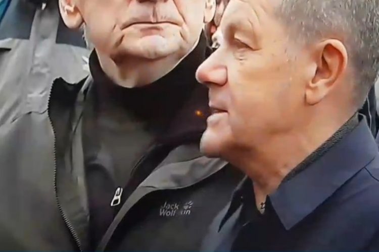 Olaf Scholz trägt eine Maske