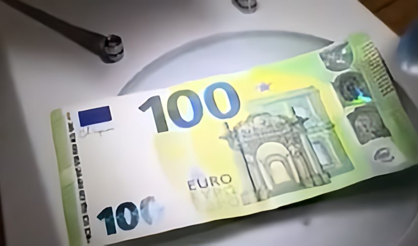 Auf dem 100 Euro scheine ist Satan zusehen