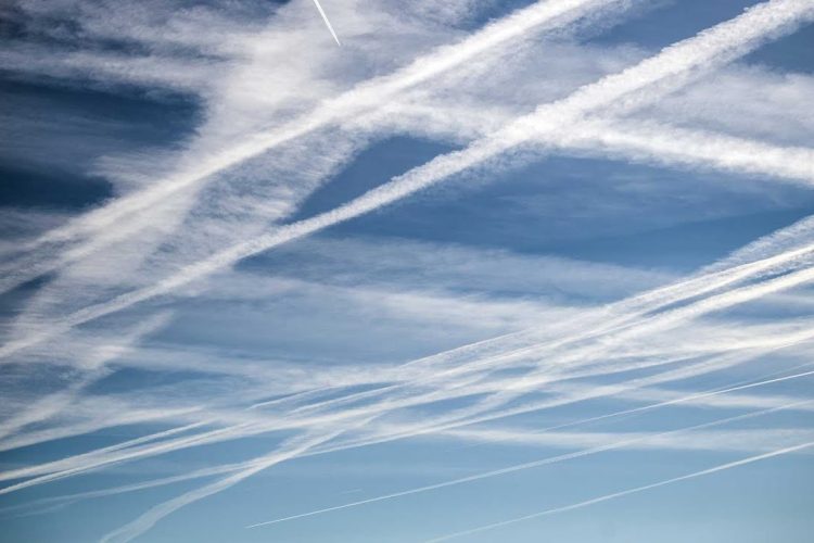 Piloten und Wissenschaftler sprechen über Chemtrails! Wer steckt dahinter?